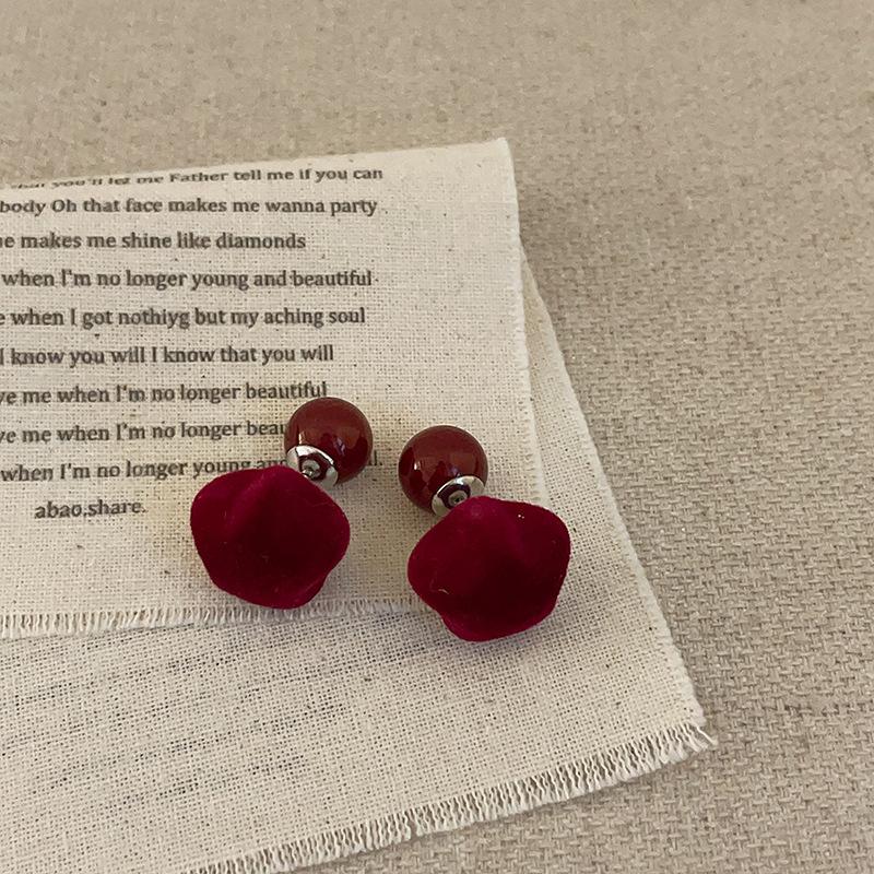 

Осенние и зимние красные флокированные серьги-гвоздики с жемчугом Love Bear для женщин, уникальная индивидуальность, изысканные универсальные серьги