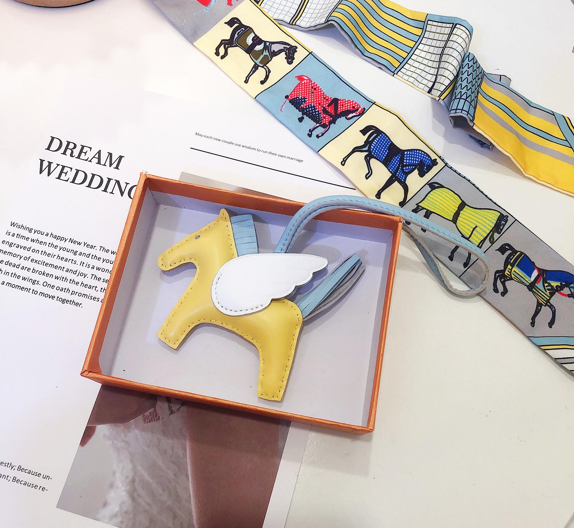 

Ангел Пегас Ручной работы Брелок из овчины - Милое украшение для женской сумочки и брелок для ключей от машины