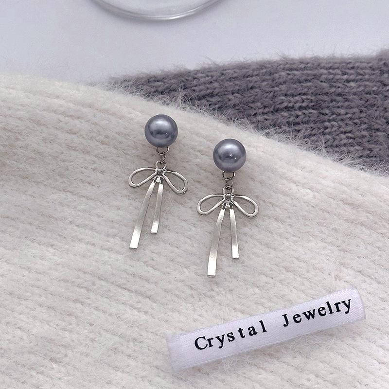 

Серьги-пусеты с бантом из серебряной иглы и серого жемчуга: Съемный дизайн для двух стильных образов