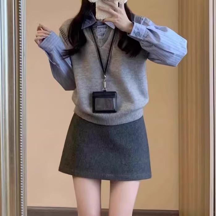 Women's Gray Wool Blend High-Waist A-Line Petite Short Skirt - Autumn/Winter Hip-Hugging, Anti-Exposure Design.