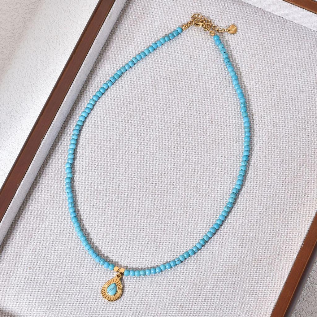 Elegante Süßwasserperlen- und Farbedelstein-Halskette mit Schlüsselbein-Kette aus Edelstahl