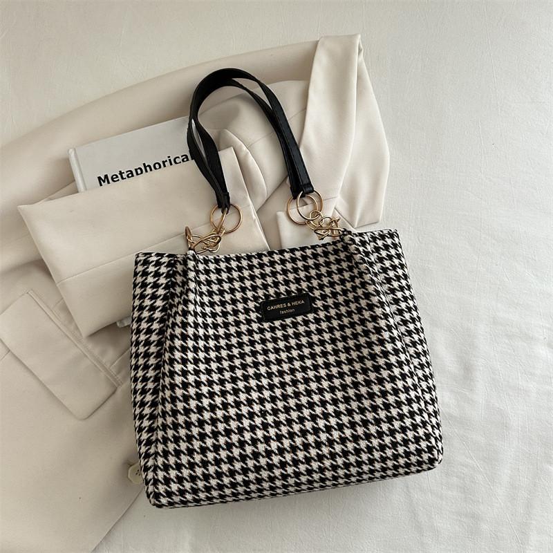 Large Capacity Fashionable Tote Bag For Commuting Stylish And Versatile Summer 2024 Edition