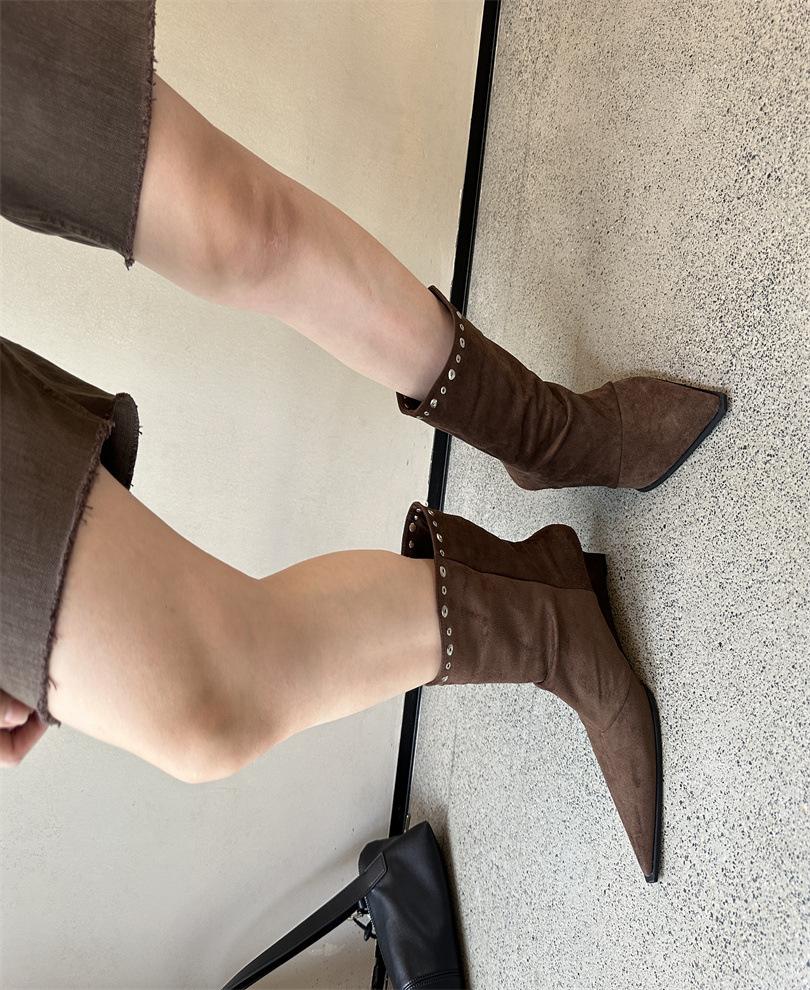 

French brown short boots women s 2025 new fashion temperament pointed thin heel spice girl rivet high heel fashion short boots 39 светло-коричневого