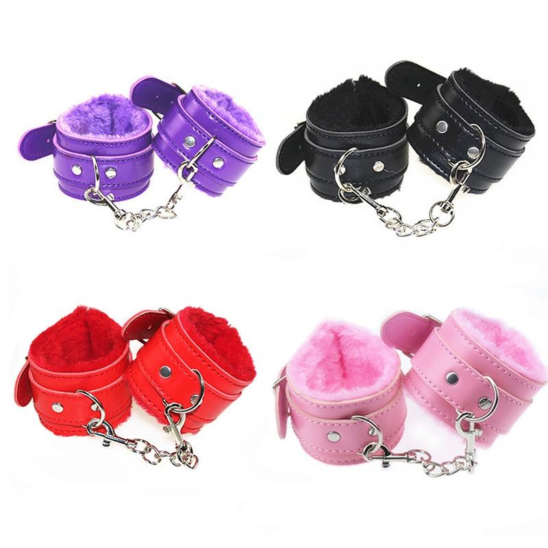 Fluffy håndjern Sexy leker Justerbare PU-skinn lodne håndjern Ankelmansjettbegrensninger Bondage Slavepar Sexleketøy for voksne