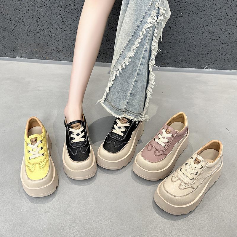 Plateauschuhe mit dicker Sohle sind vielseitige, lässige Sportschuhe für Damen.
