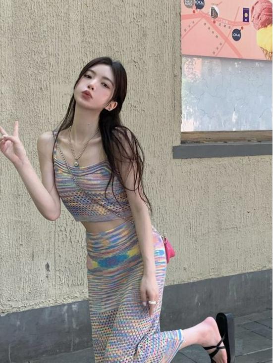 Set di vestito a righe arcobaleno lavorato a maglia con spalline sottili da donna - Perfetto per una vacanza estiva al mare fresca e dolce.