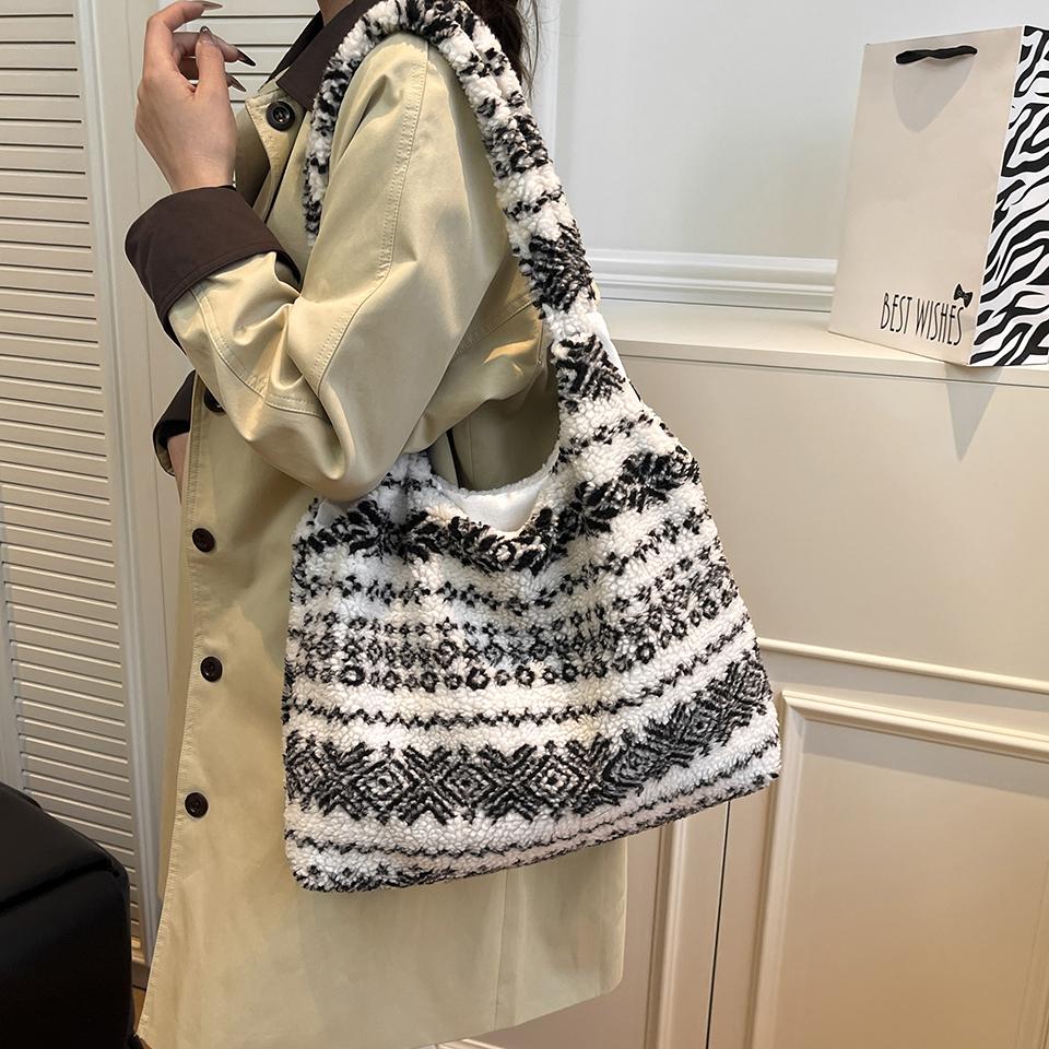 Vintage Handmade Bohemian Velvet Tote Bag Trendy Natural Material Crochet Shoulder Bags Hobo Bags Spacious chic for Daily