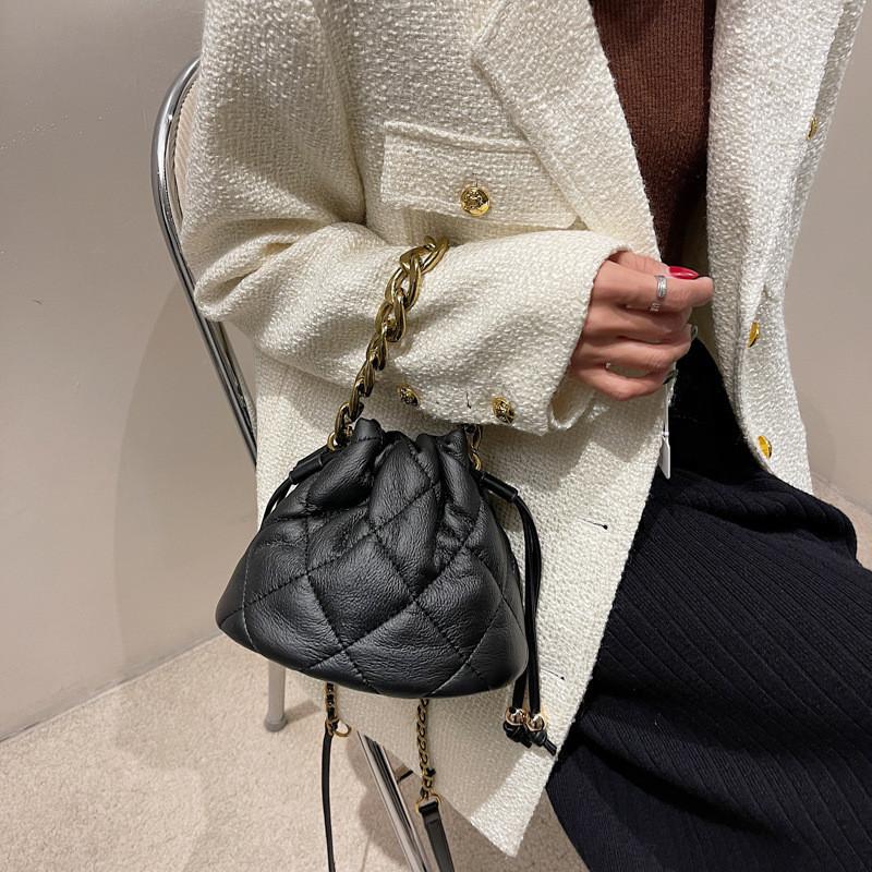 New Arrival Fashionable Diamond-patterned Chunky Chain Bucket Bag Women's Shoulder Crossbody Bag Simple Drawstring Wrinkled Bag