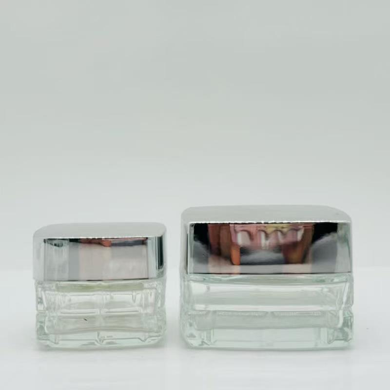 Kare Cam Cilt Bakım Seti: 100ML ve 120ML Tonik/Losyon Şişeleri, 40ML Serum Şişesi, 50g ve 30g Krem Kavanozları.
