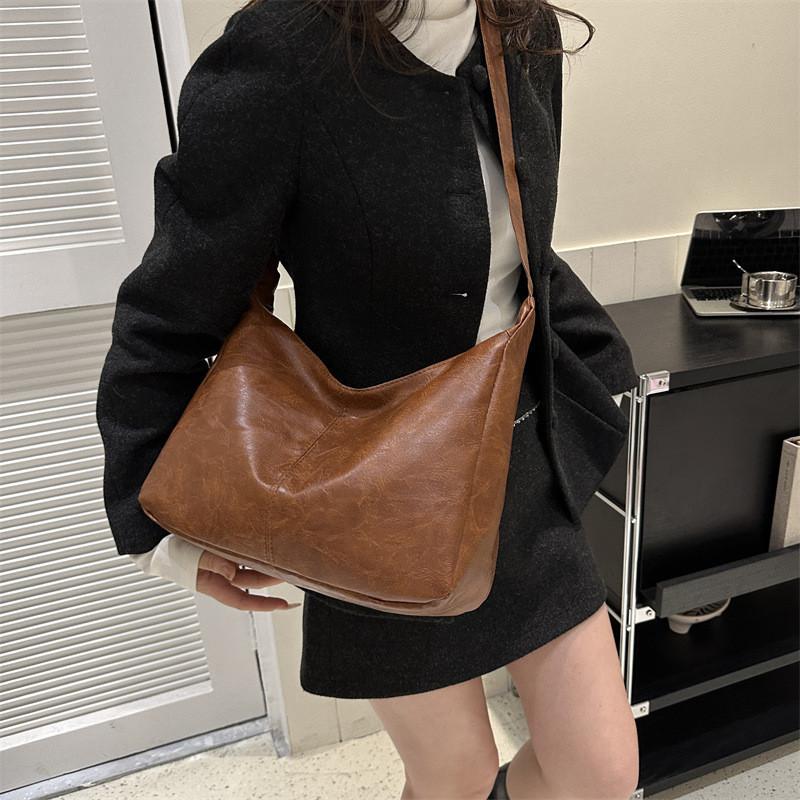 Retro Large Capacity Shoulder Bag Stylish Tote Bag For Women Trendy Design In Black And Brown