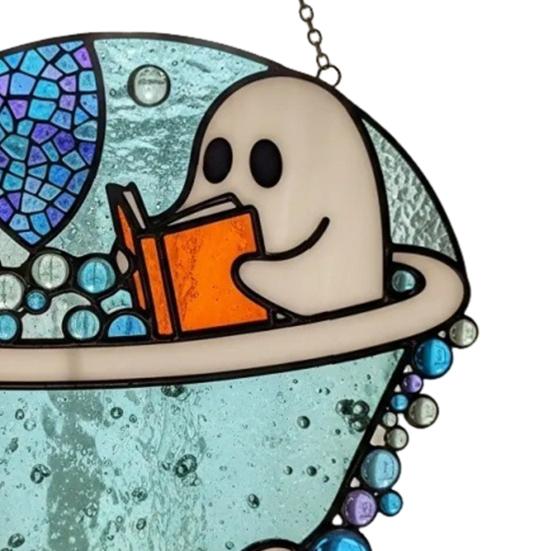 Ozdoby Duch čtenář při koupeli Roztomilý duch ve vaně čtoucí knihu Akrylový lapač slunce Halloweenská koupelna Okenní závěsná dekorace