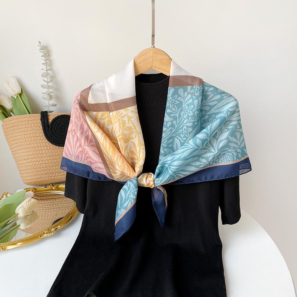 Frühlings- und Sommerseidenschals Neuer Retro-Modischer Imitationsseiden-Quadratischer Schal Vielseitiger Bedruckter Schal Dekorativer Leichter Luxus-Design-Schal