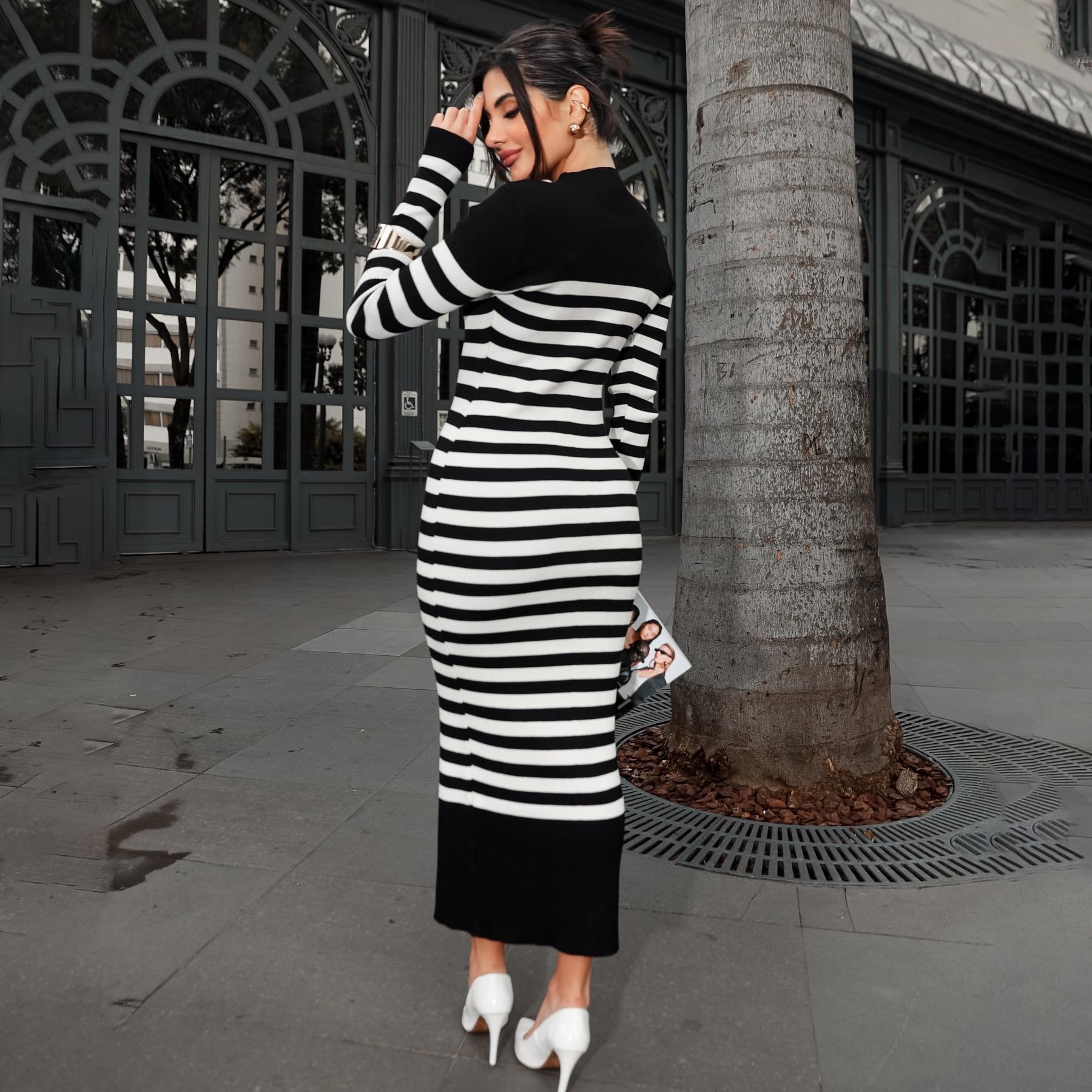 Платья-свитера женские с высоким воротом осень 2024 сексуальное облегающее трикотажное — фото 4