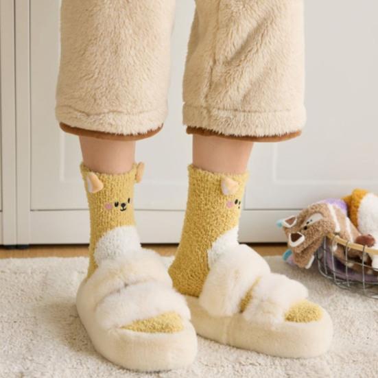 1 pár spacích ponožek kreslený zvířecí design zesílený korálový samet teplé zimní ponožky střední délky protiskluzové vnitřní zimní ponožky