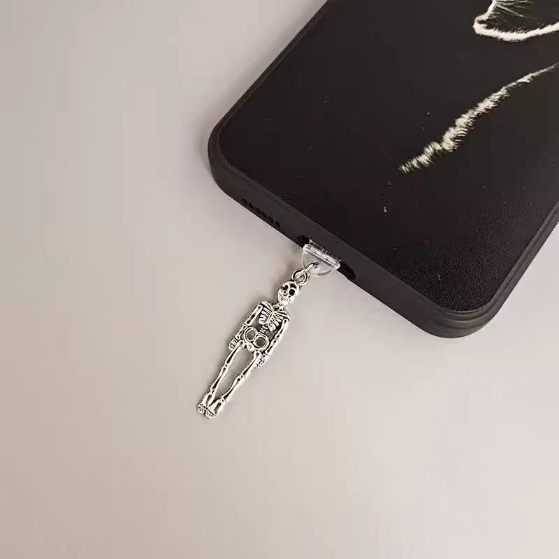 1 Stück Totenkopf-förmiger Handy-Staubschutzstecker, geeignet für iPhone/Typ-C, ausgefallenes Geschenk für Ladeanschluss