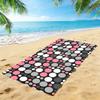 Retro Polka Dot Strandtuch – Übergröße Schnelltrocknend Sandfrei mit Rosa-, Weiß- & Graudruck für den Sommer