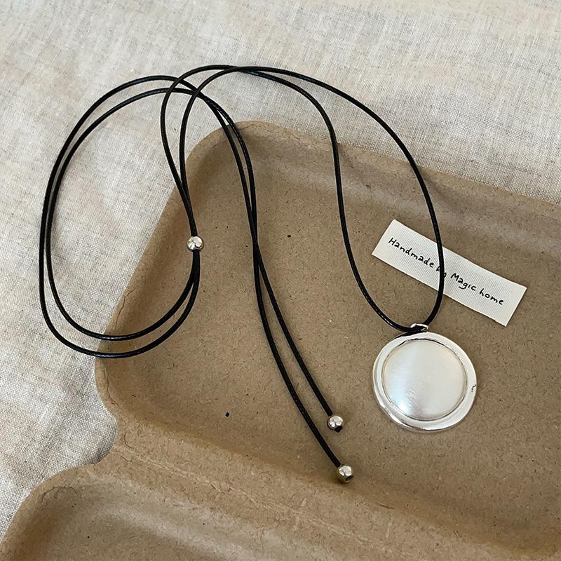 Comb Love Metal Pendant Long Black Rope Necklace Women'S Retro Light Luxury Elegant Fashion Versatile Neck Chain Sweater Chain