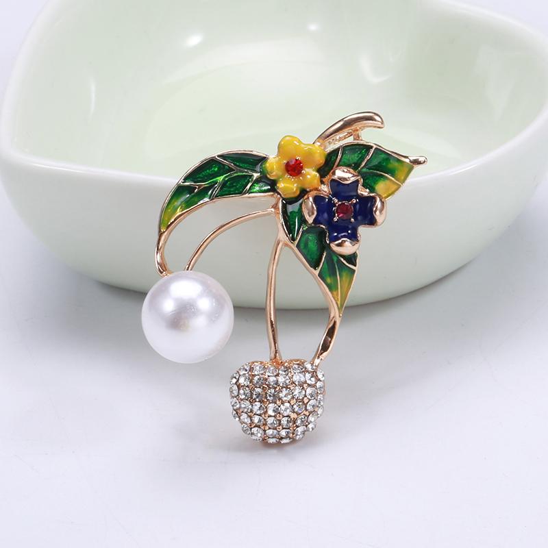 Blucome Nowe czerwone wiśnie broszki dla kobiet modne szpilki dżentelmen kapelusz ozdoba garnitur korsarz broszka kołnierz klip