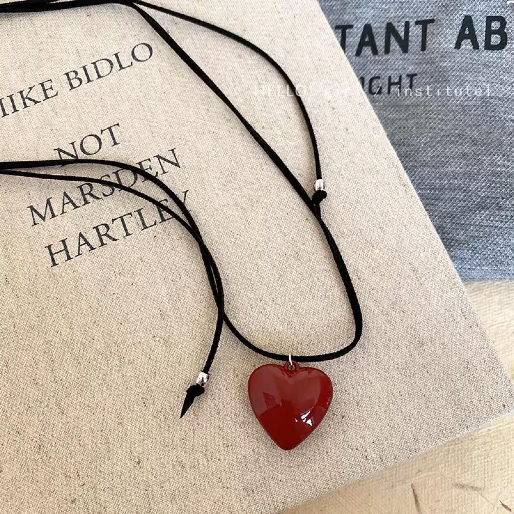 

Adjustable Red Retro Korean Black Heart Leather Necklace for Women