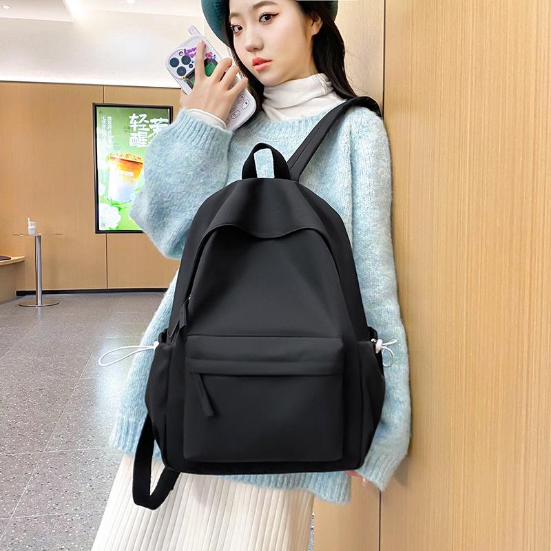 Backpacks Are Fashionable and Popular Among Primary and Secondary School Students