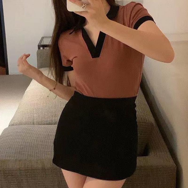 Letní barevně blokovaný top základní vrstvy v korejském stylu s V-výstřihem, prodyšné polo tričko, sladké a roztomilé slim tričko s klopou