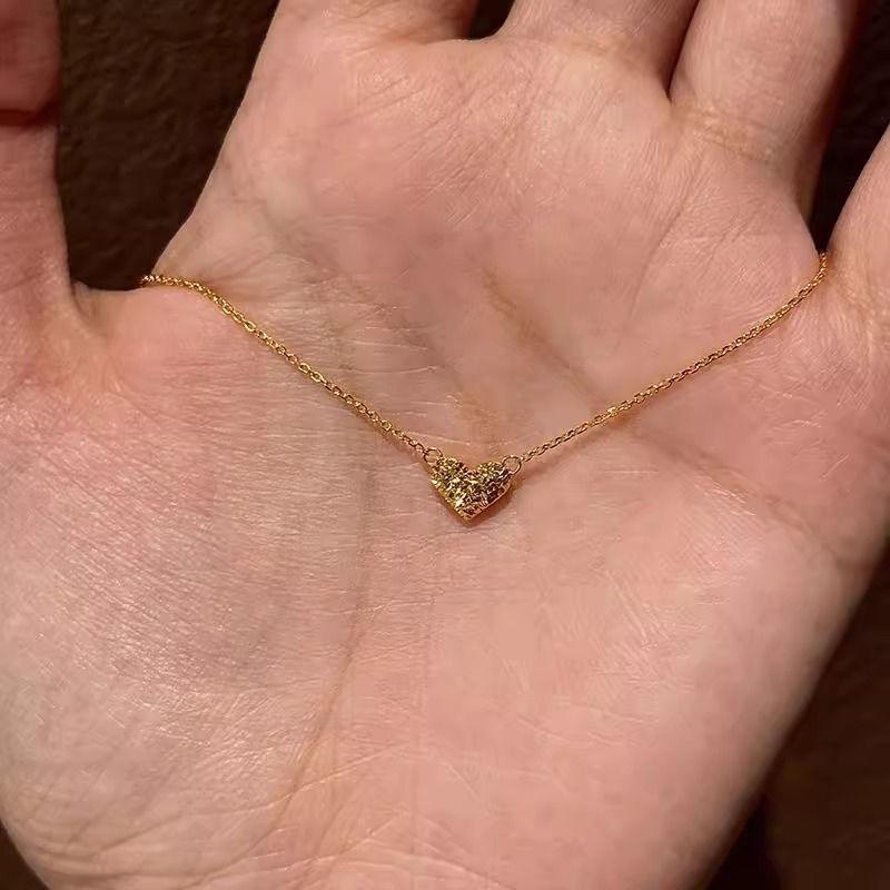 Gold Crushed Ice Eis Mini Liebes Halskette Damen Einfach und Edel Leichter Luxus Nische Schlüsselbein Kette Anhänger