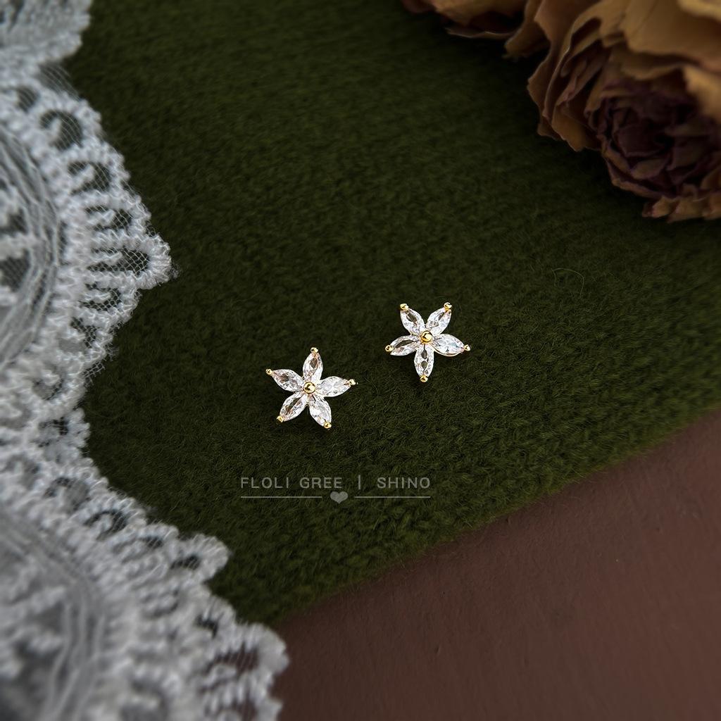 Fresh and sweet college style simple and small commuting zircon flower small stud earrings jewelry