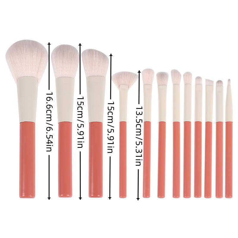 Set de 12 pensule de machiaj pentru sărbători: Peri moi pentru iluminator, fard de pleoape și blush.