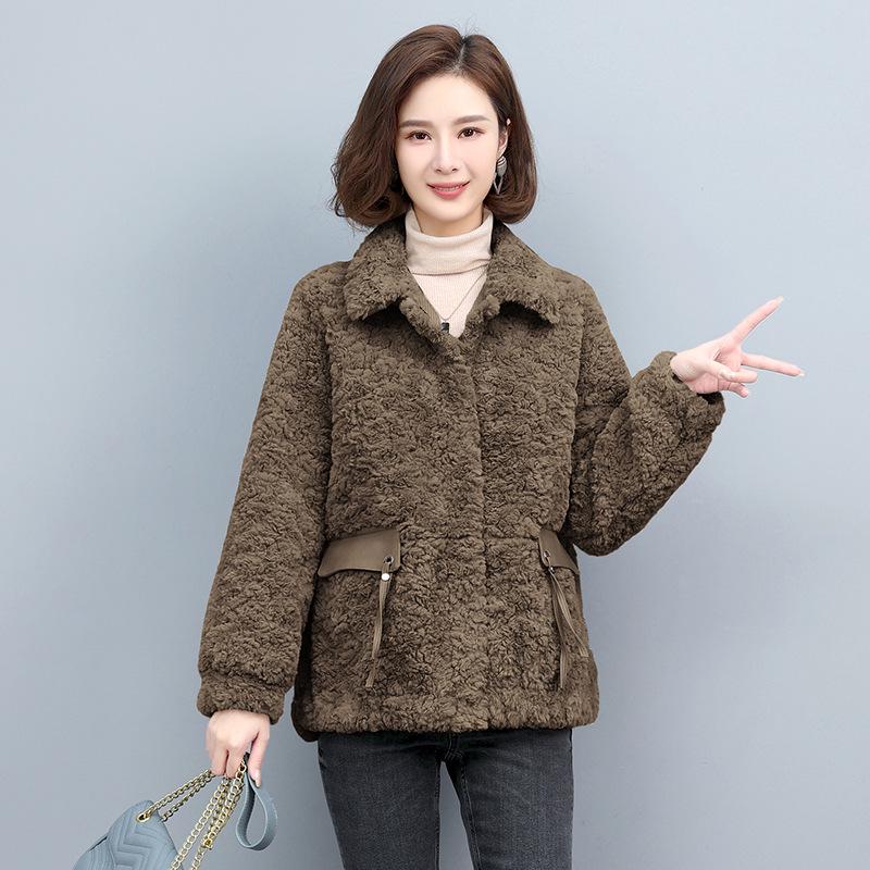 Women's 2024 Lambswool Fur-Lined Coat: Versatile, Loose-Fit Winter Short Cotton Jacket for Fashionable Moms