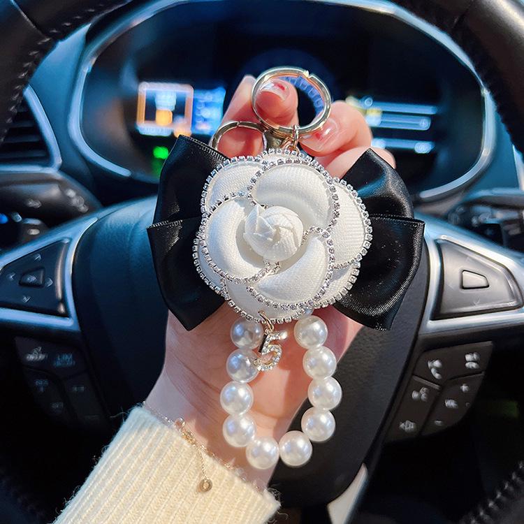 Elegant Camellia Keychain with Pearl Chain & Rhinestone Edge – Perfect Car Key Accessory & Bag Charm