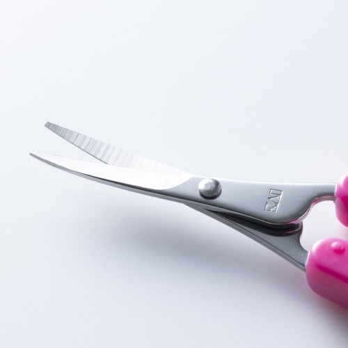 Kai KAI Thin Blade Stylish Scissors Curved Blade with Cap Slim Blade Eyebrow Scissors KQ3103