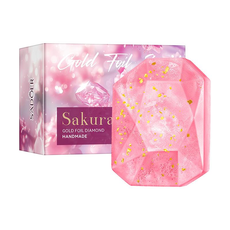 Le savon artisanal à l'huile essentielle Gold Foil Diamond nettoie la peau de la saleté et des impuretés et a un parfum longue durée. Convient à tous les types de peau