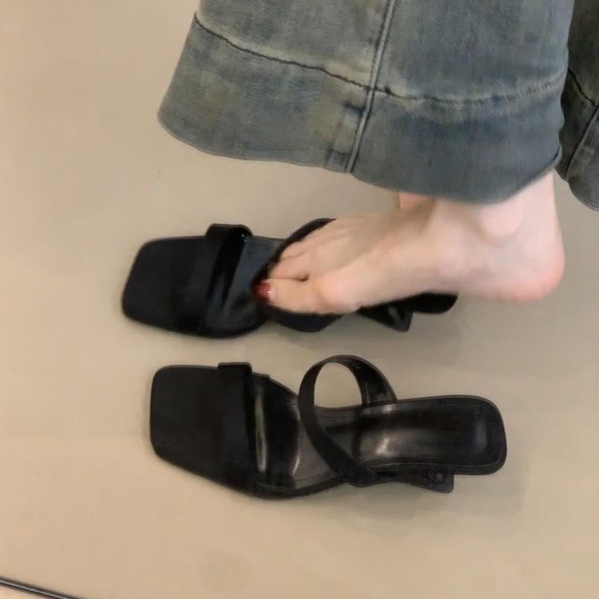 

Шлепанцы на танкетке женские летние 2025 новые красивые туфли на высоком каблуке с юбкой высококлассные серебристые крутые шлепанцы 39 чёрный