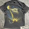 T-shirt con Opossum che ulula alla Luna, Maglietta Grafica Vintage con Opossum, T-shirt Animali Anni '90, Maglietta Retrò Gatti di Strada, Trashcore, Maglietta Procione