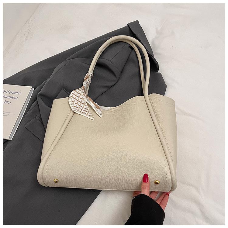 

2025 spring new Korean version simple large capacity Internet celebrity travel to work commuting versatile casual shoulder women s bag