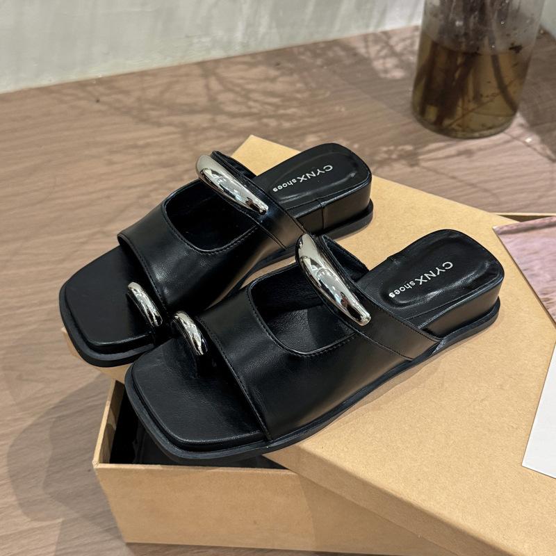 Französisches Zehen-Set mit niedrigem Absatz, coole Hausschuhe für Damen-Sommer-Oberbekleidung, 2025 neue Modelle mit Rock-Temperament, Keilabsatz, Ein-Wort-Sandalen