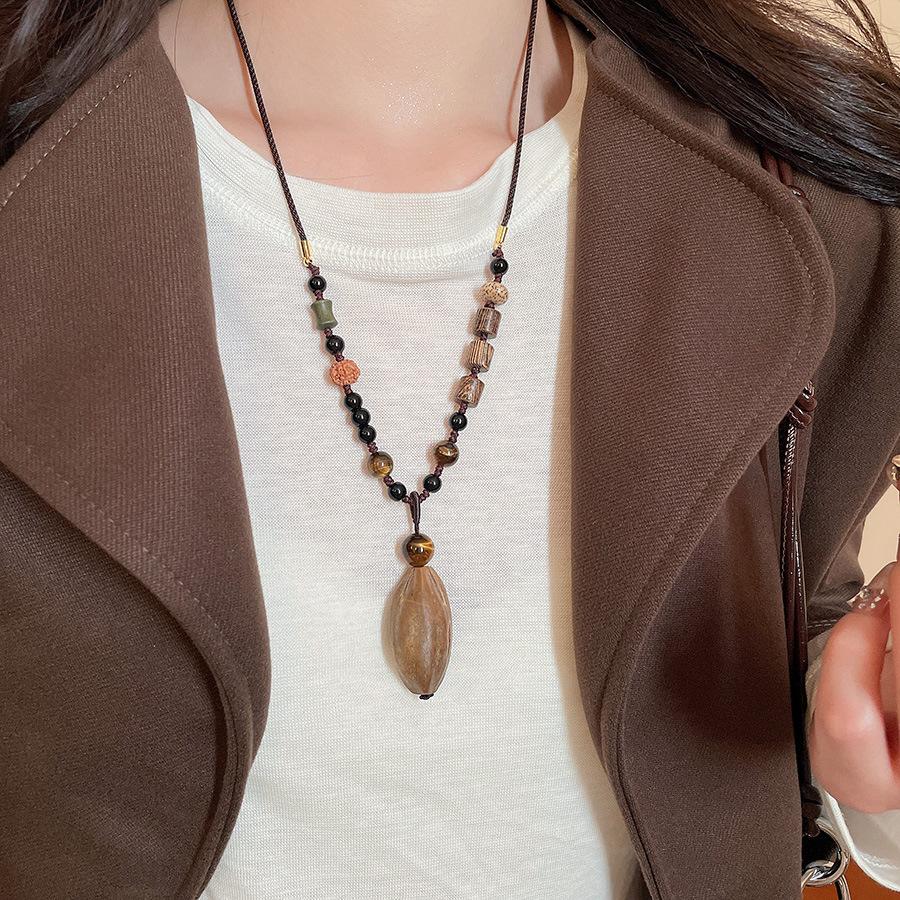 Wood chips irregular round square pendant necklace retro ethnic style collarbone chain design sense sweater chain women
