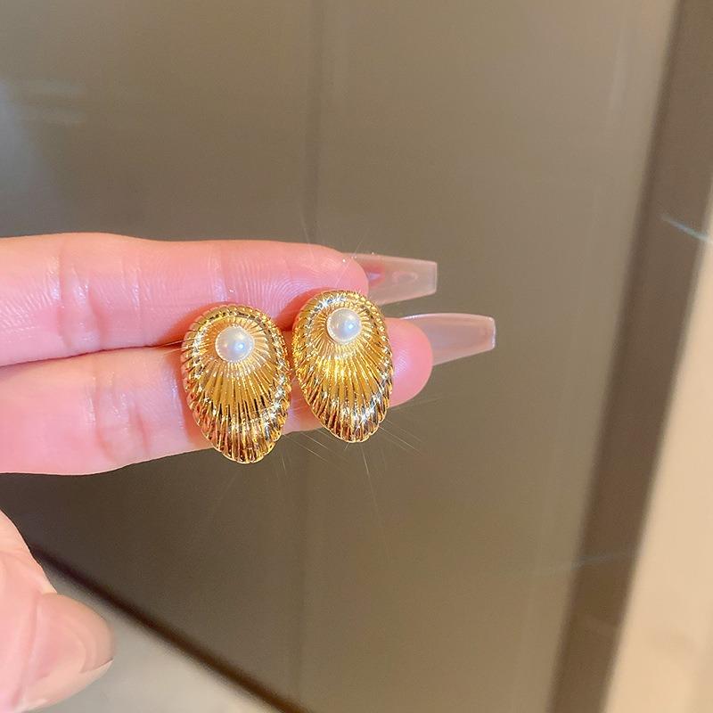 Retro Court Style Earrings Niche Light Luxury High-end Stud Earrings Versatile Earrings