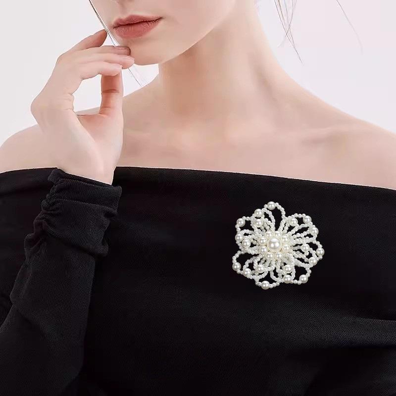 

Брошь Камелия, Высококлассный Женственный Дизайн, Нишевая Брошь-Цветок с Имитацией Жемчуга