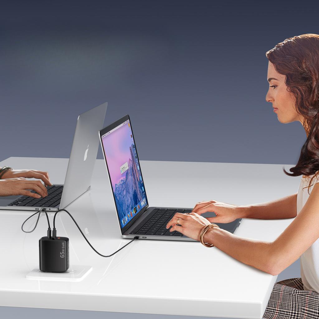 High-quality British Standard 65W Gallium Nitride Charger PD Fast Charging UKCA Certified Multi-port Suitable for Apple 15 Mobile Phone 16