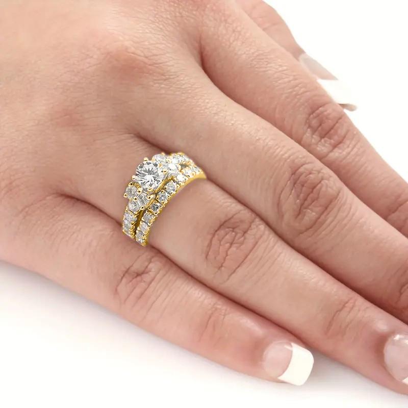 Huitan  New Trendy Set Rings Women Luxury Paved Dazzling Crystal Cubic Zirconia Fashion Wedding Engagement Bridal Jewelry