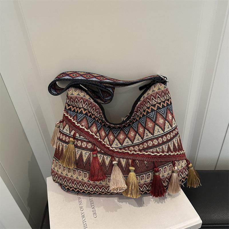 

Fashion ethnic style tassel tote bag new niche shoulder bag simple holiday style versatile women s bag красный