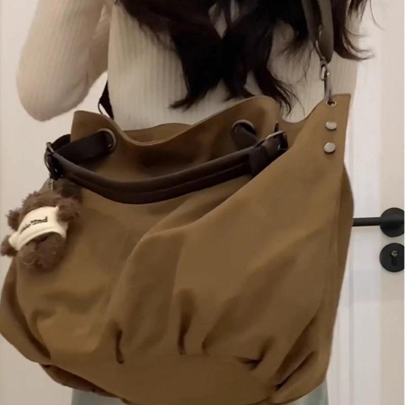 Tote Bag with Large Capacity and Multiple Pockets, for Commuting, with A Single Shoulder Strap and A Slanted Design.