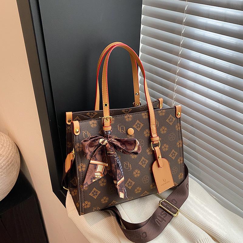 Large-capacity shoulder tote bag, new commuter high-end light luxury women's messenger bag, retro niche women's bag