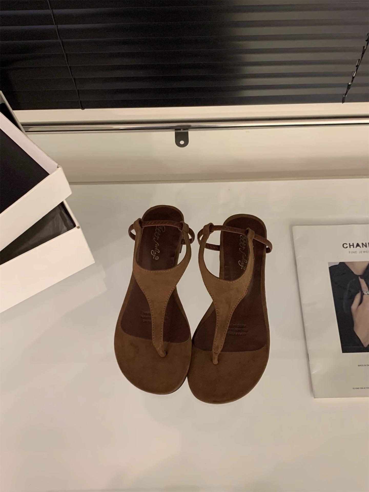 

2025 новые летние черные универсальные пляжные римские сандалии на плоской подошве в ретро-стиле для отпуска, сандалии-щипки, туфельки феи 40 коричневый