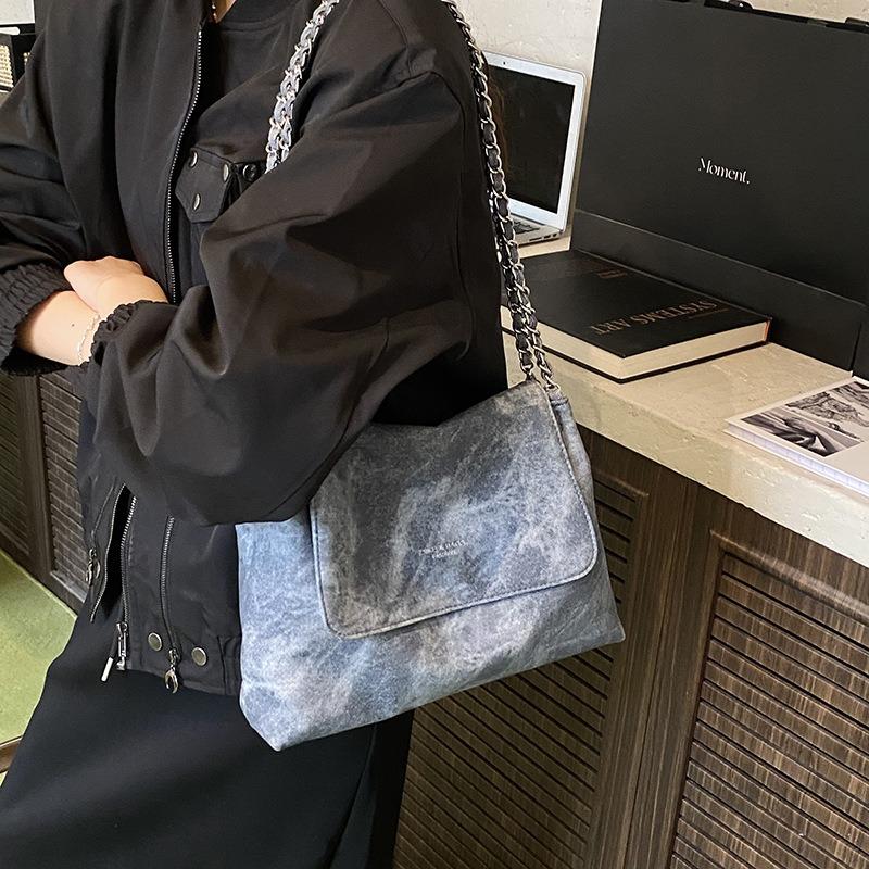 Textured Chain Tote Bag Women's New Fashionable Large-capacity Class Shoulder Bag Fashionable Commuter Bag