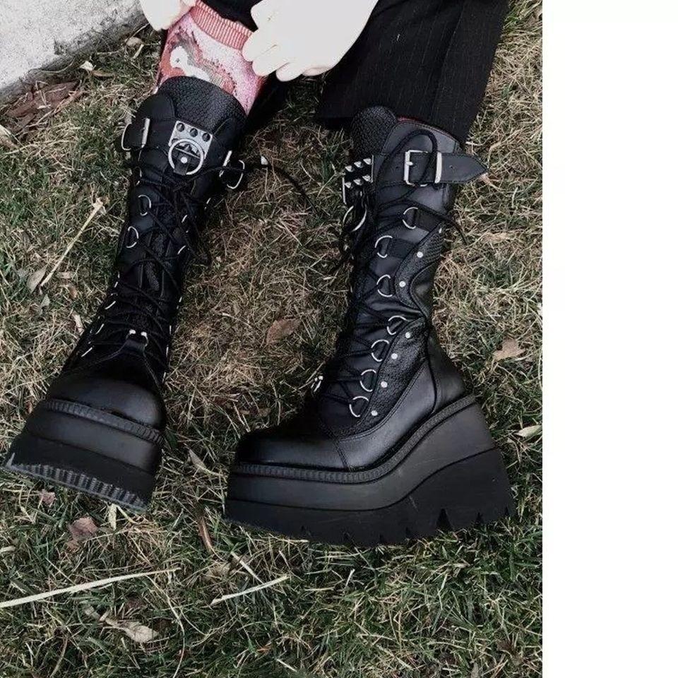 Demonia 9,5 cm Plateau Goth Punk Mid-Calf Motorradstiefel für Damen