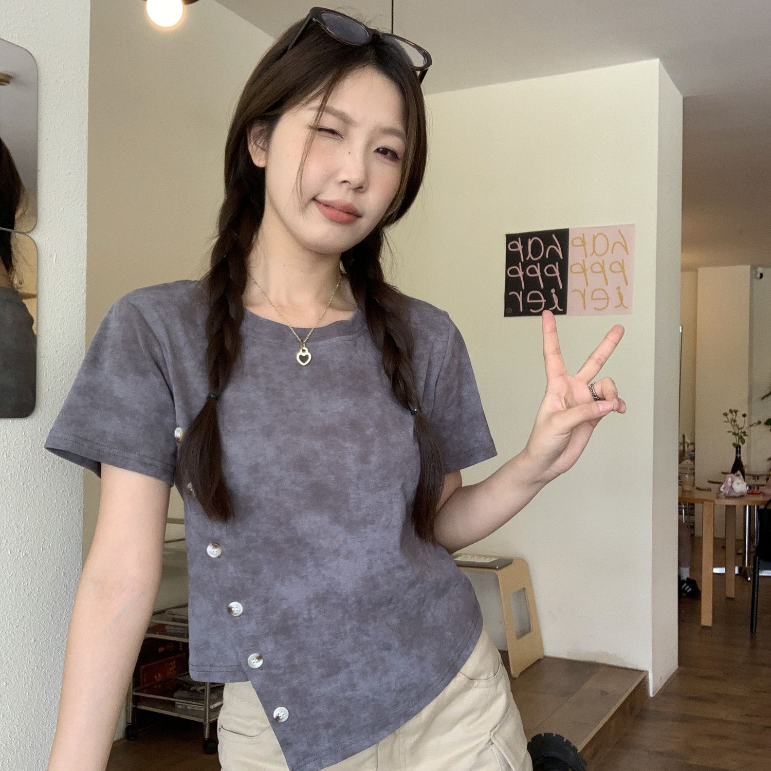 

Горячая Новинка Стильная Прикрывающая Живот Футболка Летний Асимметричный Косой Пуговичный Свободный Топ Женский 4XL темно-серого