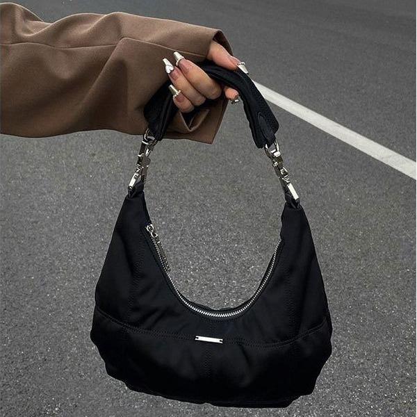 

Winter Velvet Retro Black Crescent Bag: Sunny Cloudy Niche Design Casual Fashion Baguette for Women