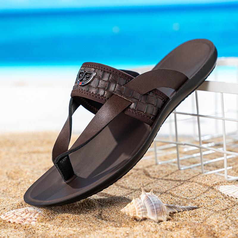 Men Wearing Flip-flops In Summer Are Casual, Simple and Versatile, with Flip-flops and Anti-slip Beach Sports Sandals